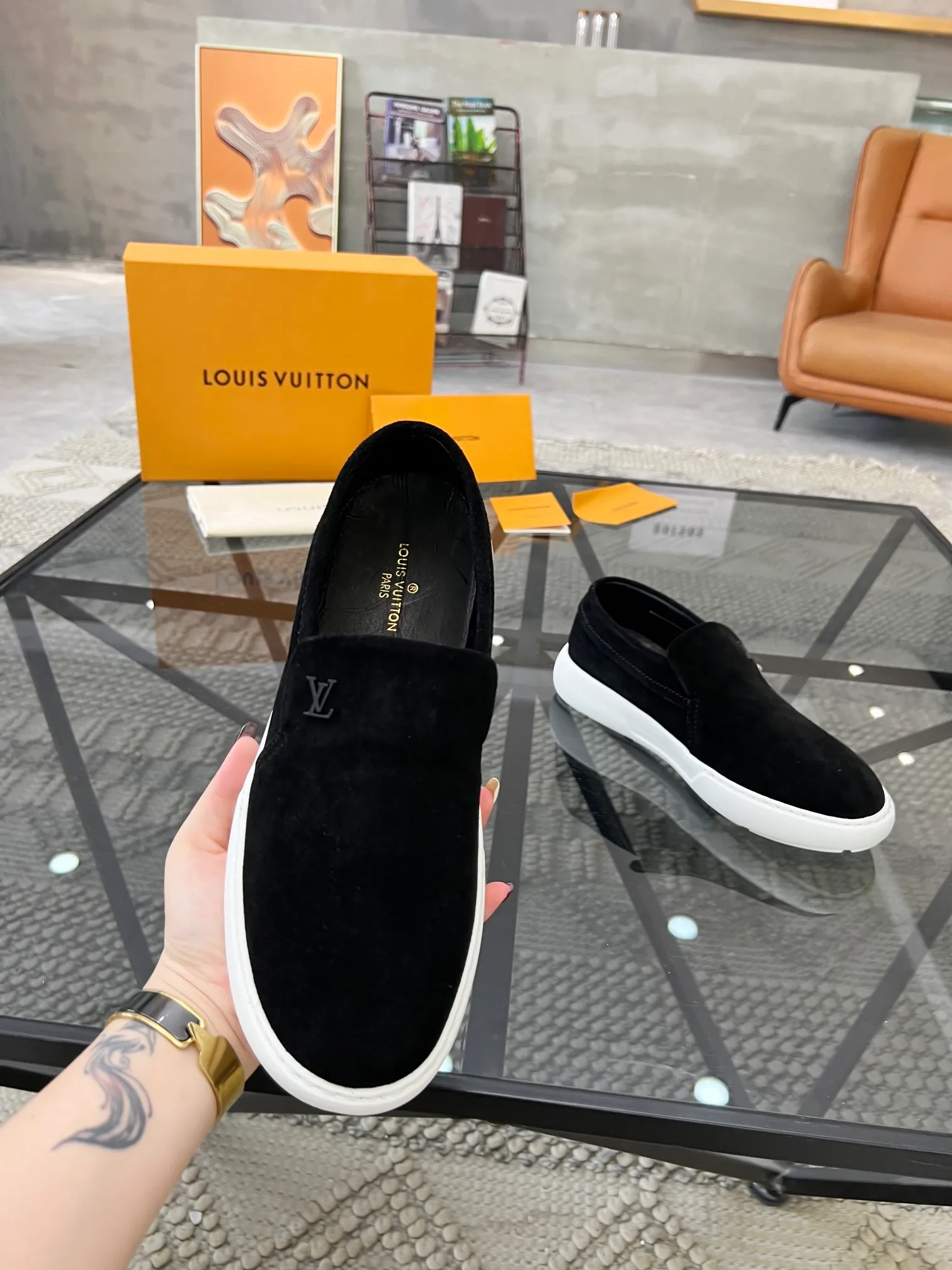 Factory price: 520💰 LV🔍Top purchasing agent🇮🇹 Road The most popular sneakers are available at the same time in the super popular sports shoe counters. The uppers are made of Italian original imported cowhide fabric. The classic and generous layout is a must-have for fashionistas. The complex craftsmanship is perfectly reproduced. The imported soft water-dyed cowhide lining is padded. The soles are: original soles specially provided by the factory. The exclusive foamed molded soles are super comfortable. The original factory follows the order. 🔍🔍High quality. You can go in and out of the counter at will. Welcome to compare. Size 39-45 (38 can be ordered)